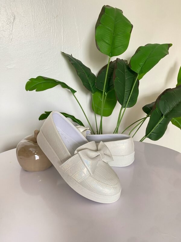 Mocassin argenté avec noeud