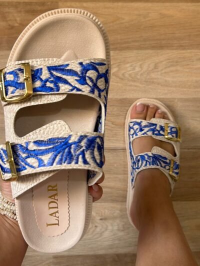 Mule en broderie bleu