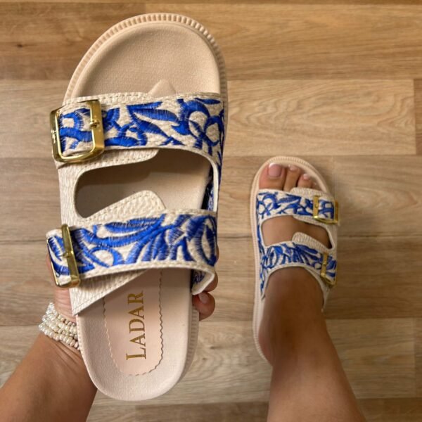 Mule en broderie bleu