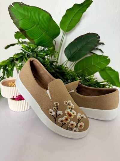 Chaussure Slip on beige daim fleurs