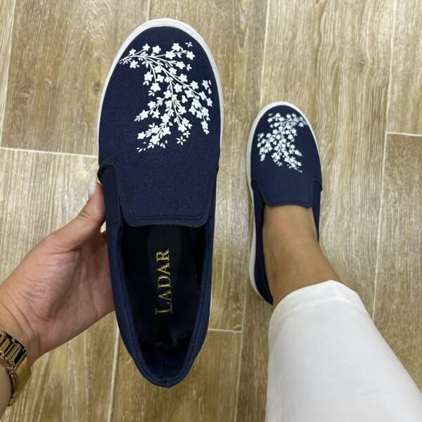 Slip on bleu nuit daim fleurs