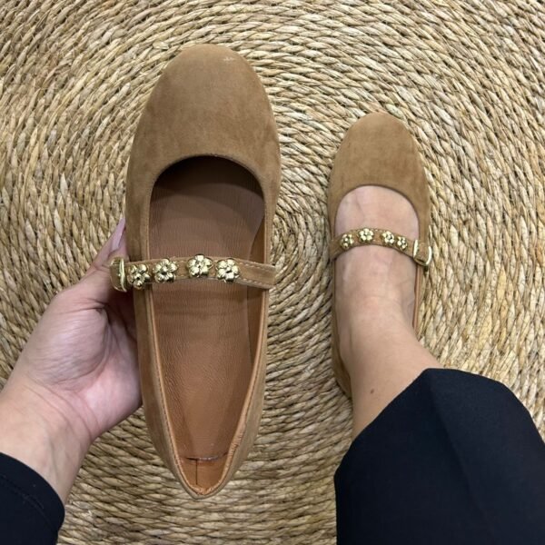 Ballerines daim camel accessoires fleurs