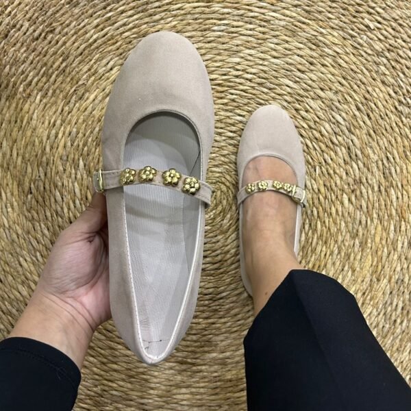 Ballerines daim beige accessoires fleurs