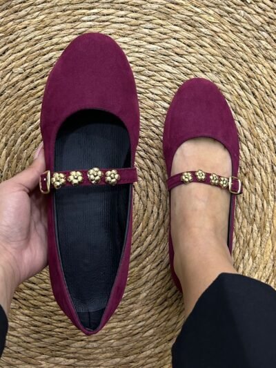 Ballerine en daim bordeaux accessoires fleurs