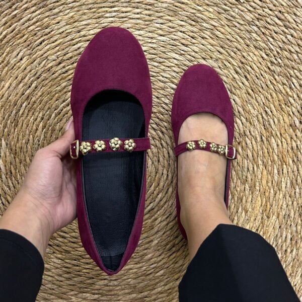 Ballerine en daim bordeaux accessoires fleurs