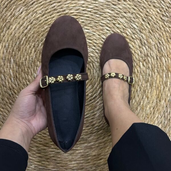 Ballerines daim marron accessoires fleurs