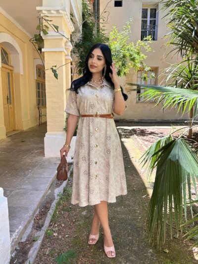 Robe en broderie anglaise beige avec ceinture
